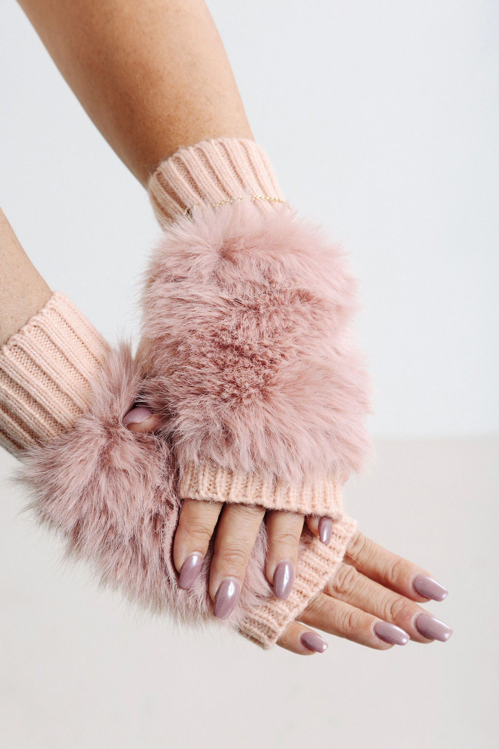 Buttermilk Furry Gloves – SNOW BUNNY