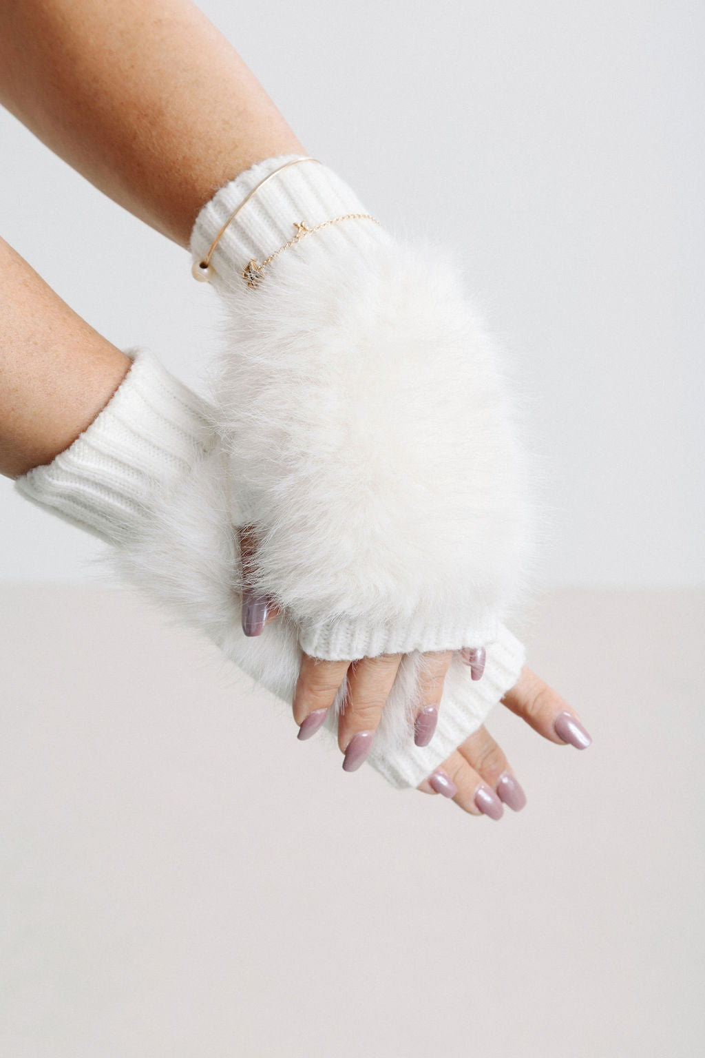 Buttermilk Furry Gloves – SNOW BUNNY